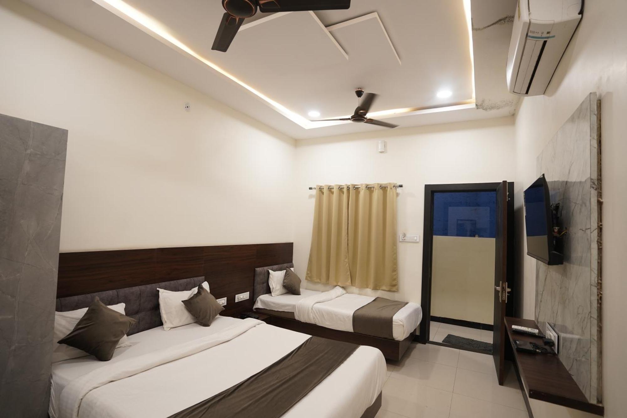 Hotel Dev Kripa Ujjain Zewnętrze zdjęcie