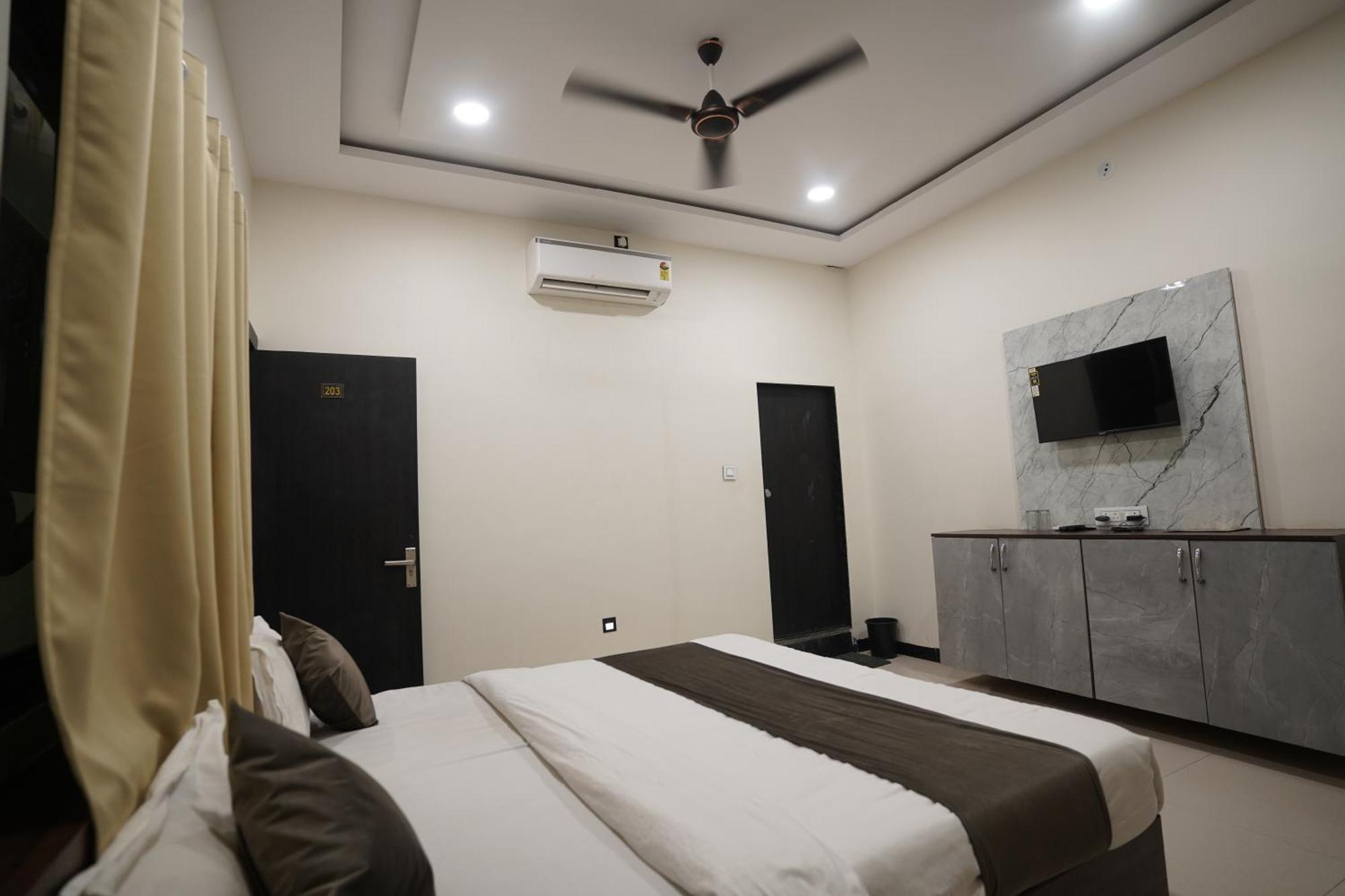 Hotel Dev Kripa Ujjain Zewnętrze zdjęcie