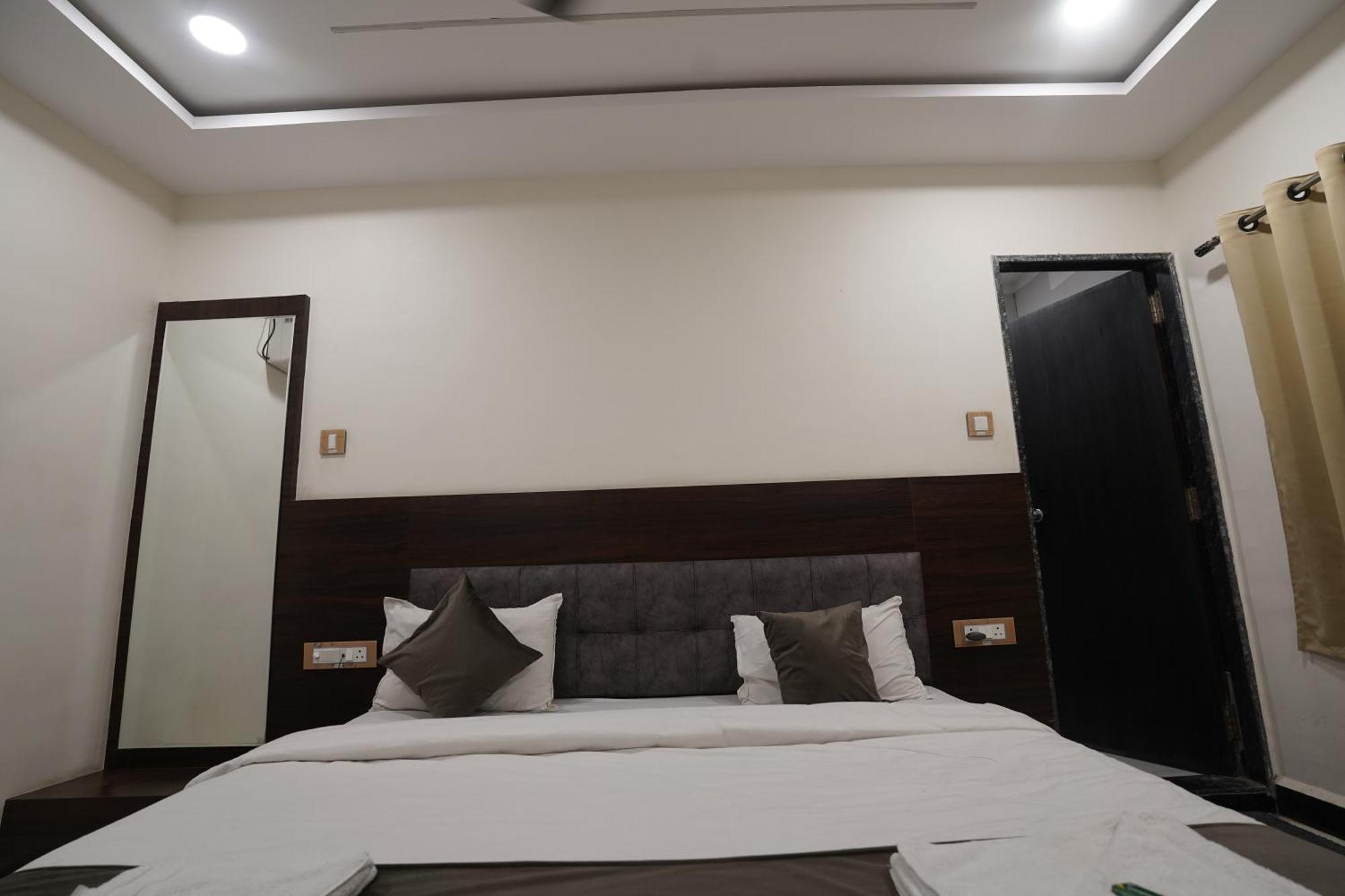 Hotel Dev Kripa Ujjain Zewnętrze zdjęcie