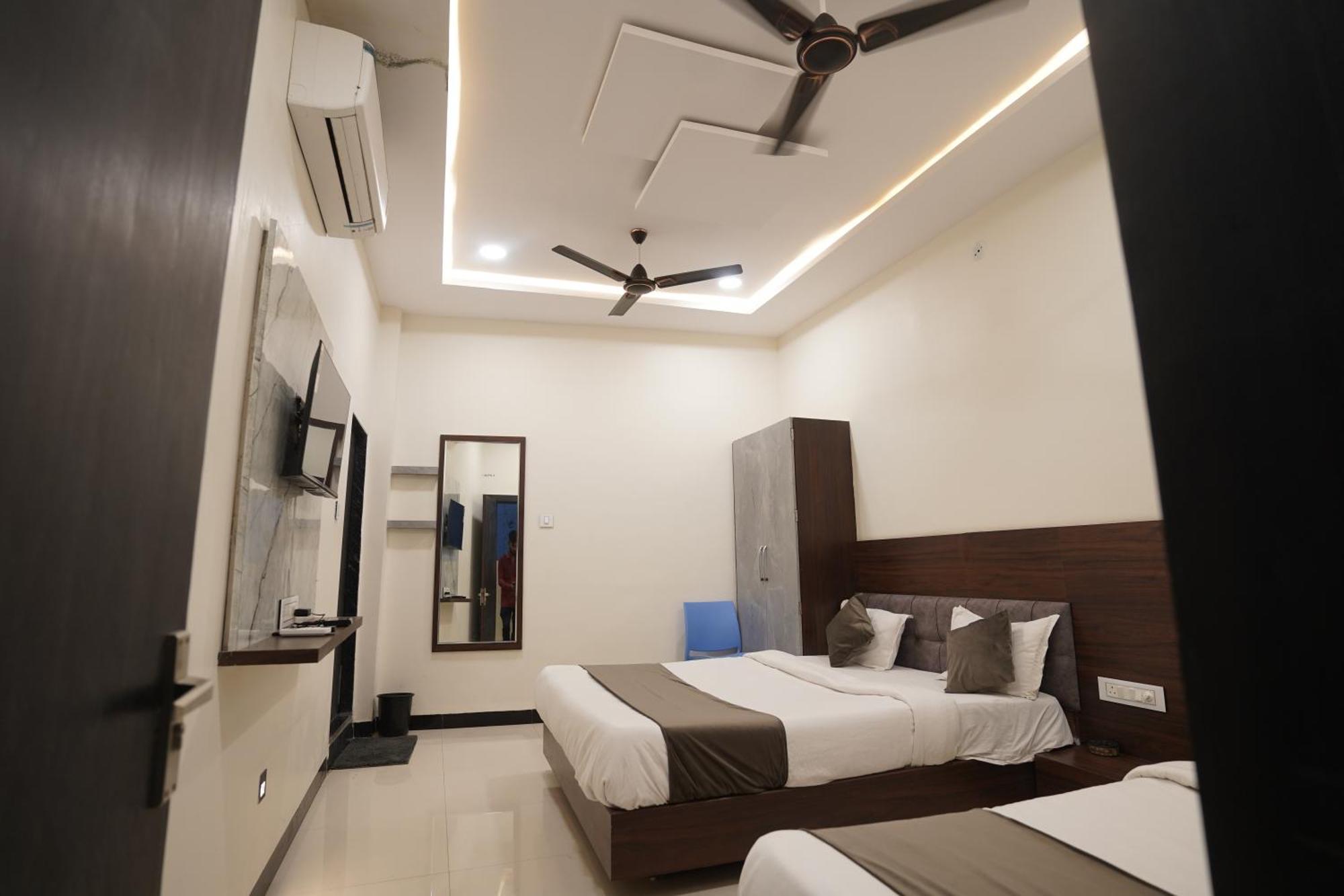 Hotel Dev Kripa Ujjain Zewnętrze zdjęcie