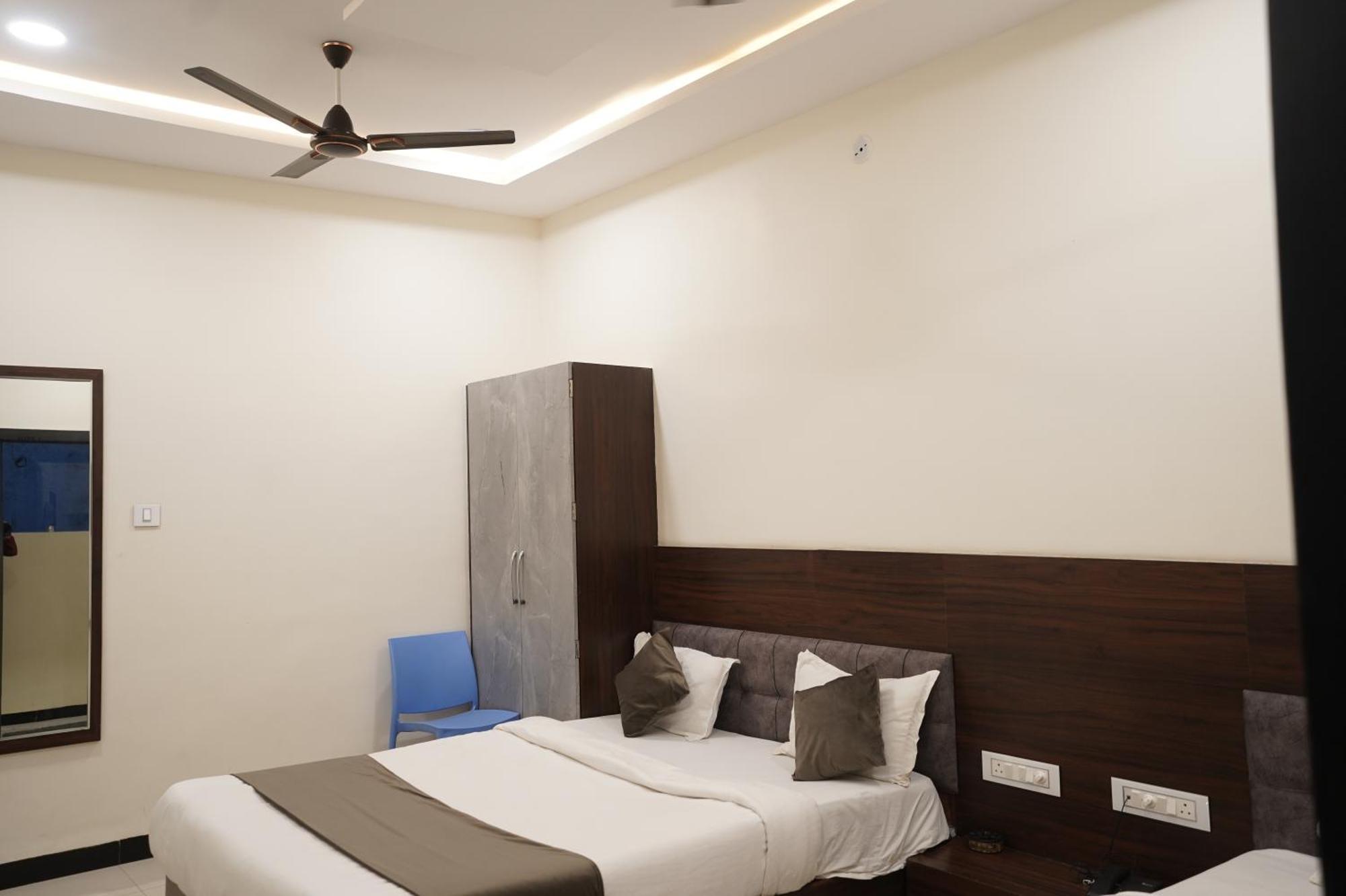 Hotel Dev Kripa Ujjain Zewnętrze zdjęcie