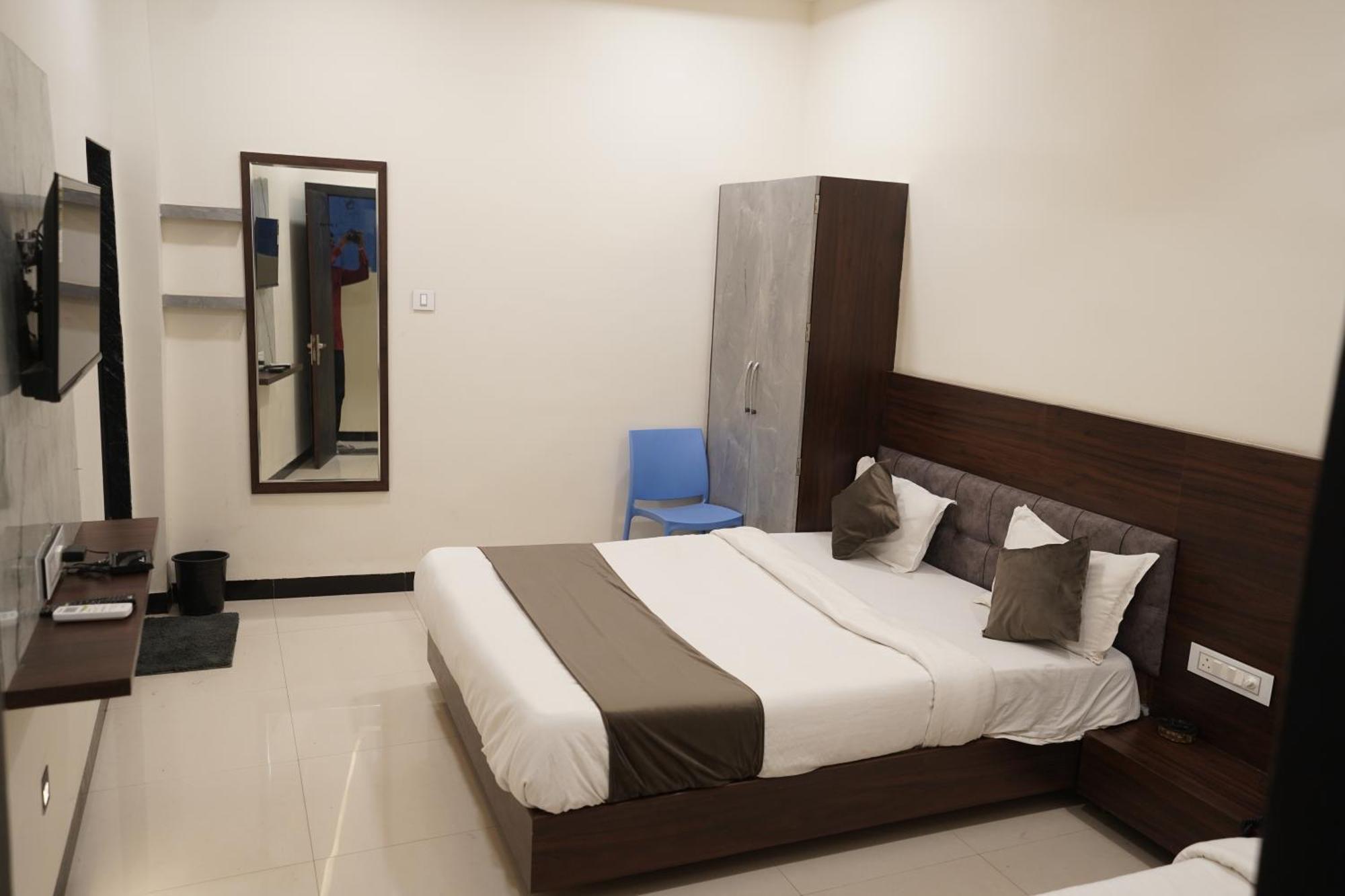 Hotel Dev Kripa Ujjain Zewnętrze zdjęcie
