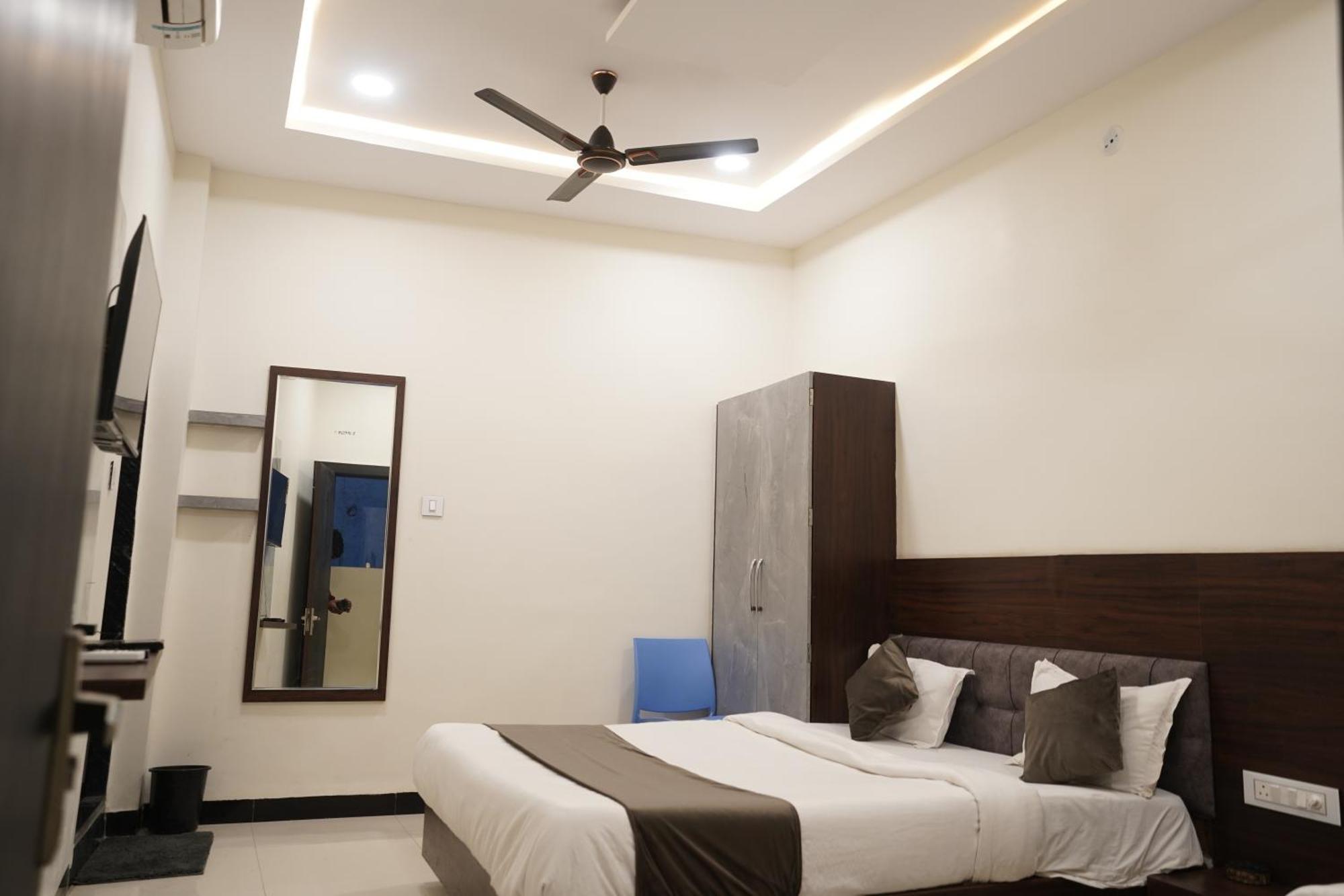Hotel Dev Kripa Ujjain Zewnętrze zdjęcie