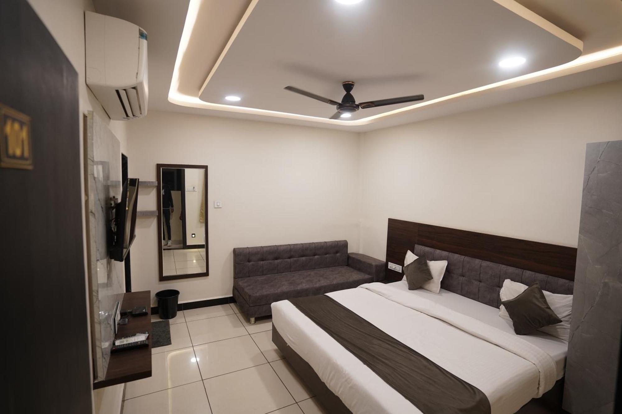 Hotel Dev Kripa Ujjain Zewnętrze zdjęcie